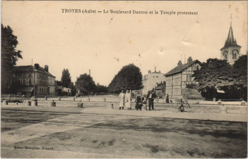 Carte postale ancienne Troyes Bd Danton Temple Protestant à Troyes