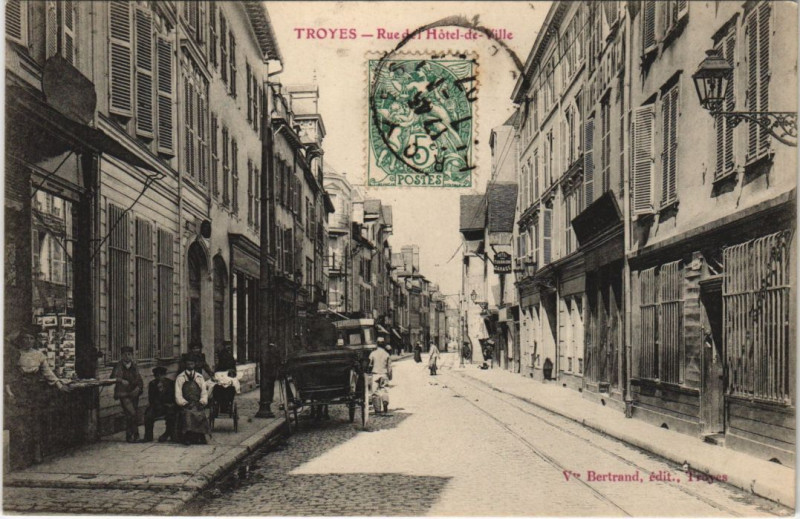Carte postale ancienne Troyes Rue de l'hotel de Ville à Troyes