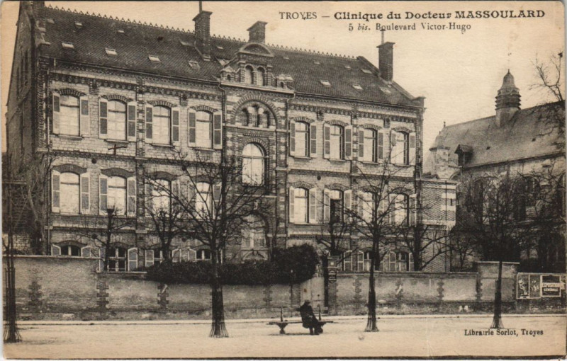 Carte postale ancienne Troyes 5, Bd Victor Hugo Clinique du Doc. Massoulard à Troyes
