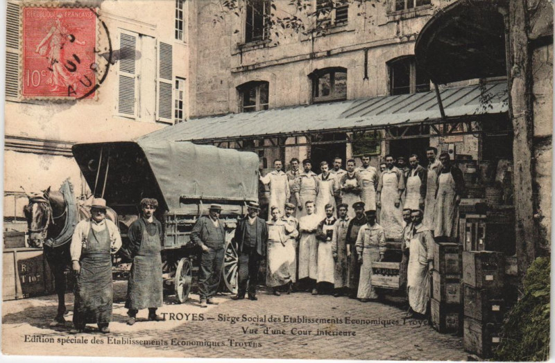 Carte postale ancienne Troyes Siege Soc. Des Etabl. Economiques Cour Interieure à Troyes