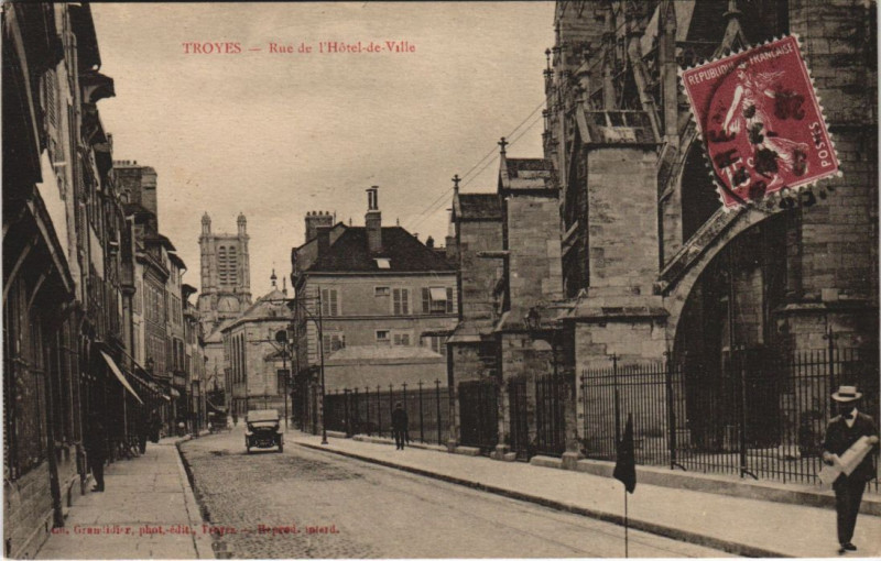 Carte postale ancienne Troyes Rue de l'hotel de Ville à Troyes