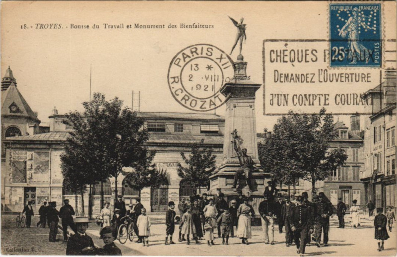 Carte postale ancienne Troyes Bourse du Travail Mon. des Bienfaiteurs à Troyes
