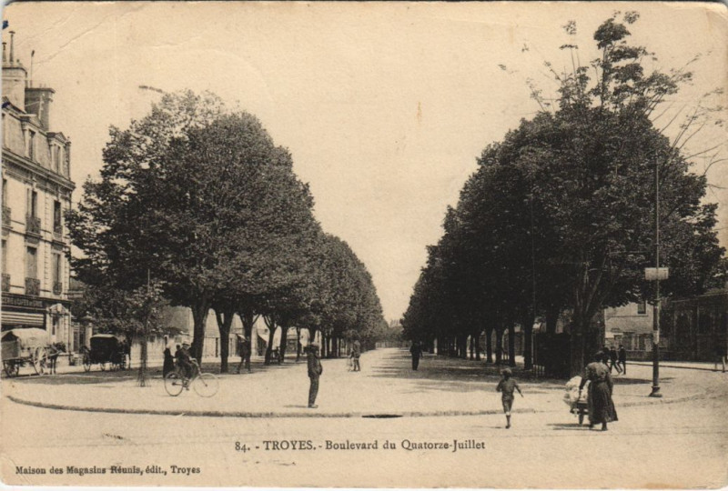Carte postale ancienne Troyes Boulevard du 14 Juillet à Troyes