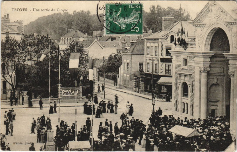 Carte postale ancienne Troyes Une sortie du Cirque à Troyes