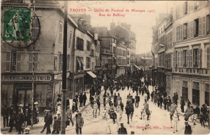 Carte postale ancienne Troyes Festival de Musique 1907 Rue du Beffroy à Troyes