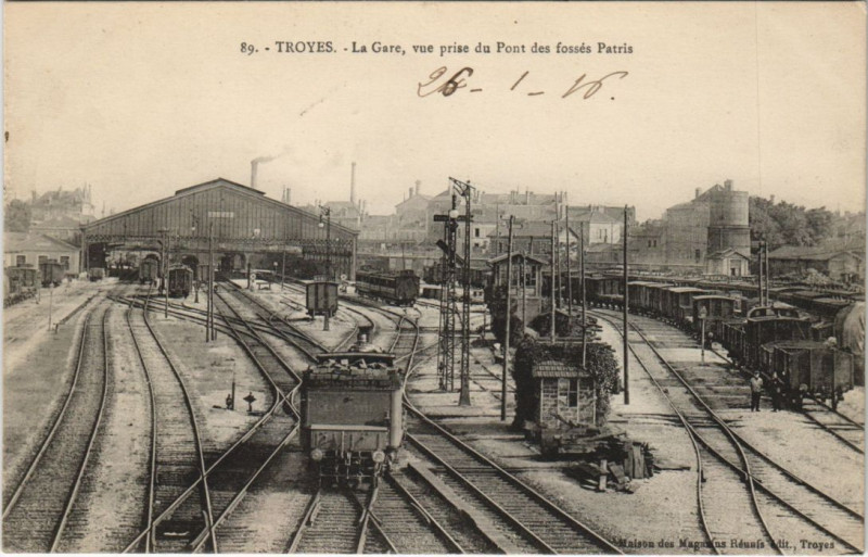 Carte postale ancienne Troyes La Gare vue prise du pont des fosses Patris à Troyes