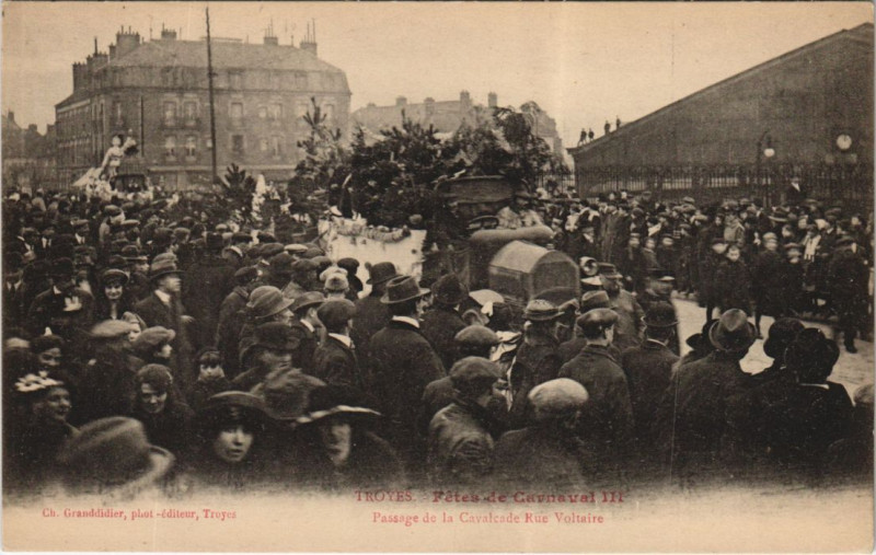Carte postale ancienne Troyes Fetes de carnaval Iii Rue Voltaire à Troyes
