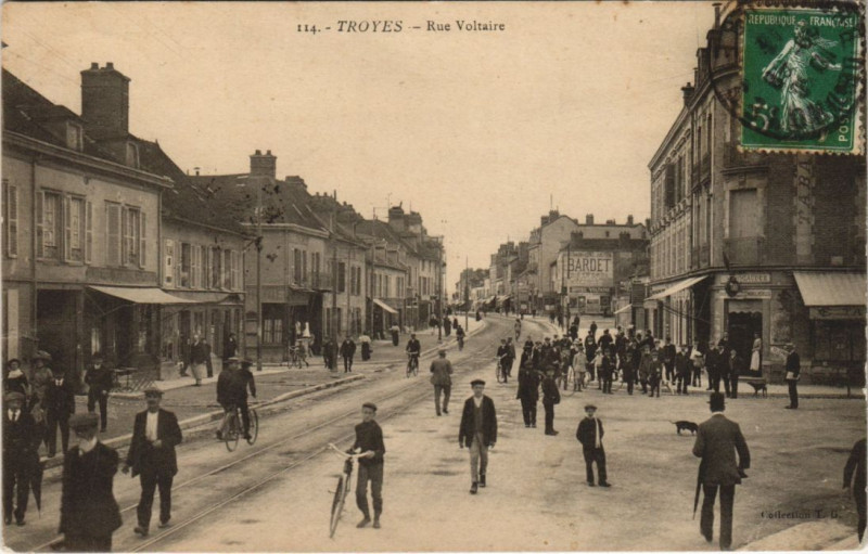 Carte postale ancienne Troyes Rue Voltaire à Troyes