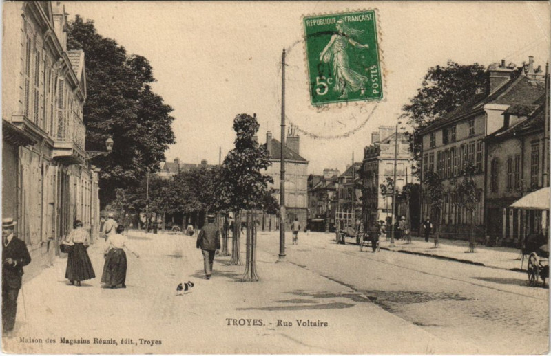 Carte postale ancienne Troyes Rue Voltaire à Troyes