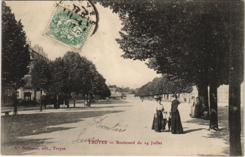 Carte postale ancienne Troyes Boulevard du 14 Juillet à Troyes