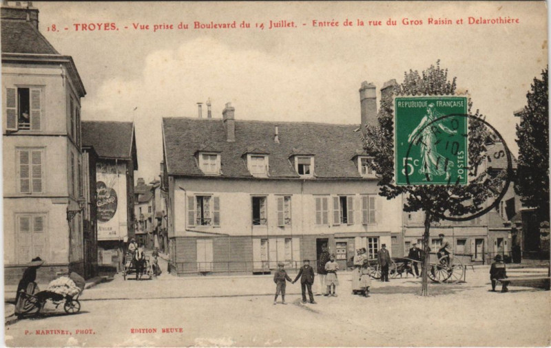 Carte postale ancienne Troyes Bd du 14 Juillet Rue du Gros Raisin et Delarothiere à Troyes