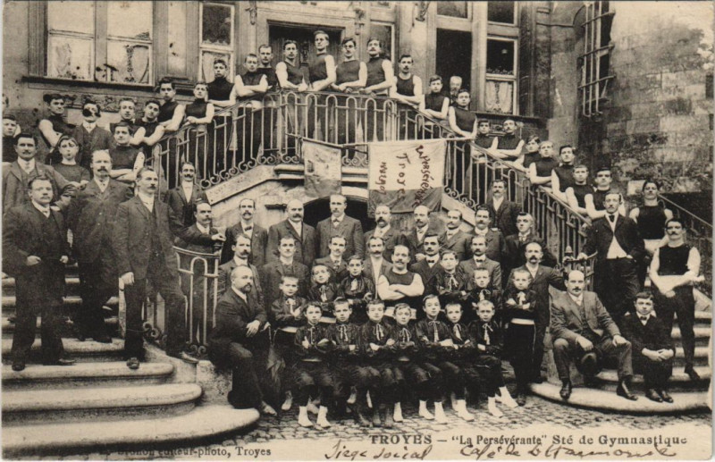 Carte postale ancienne Troyes Preseverante Sainte-de Gymnastique à Troyes