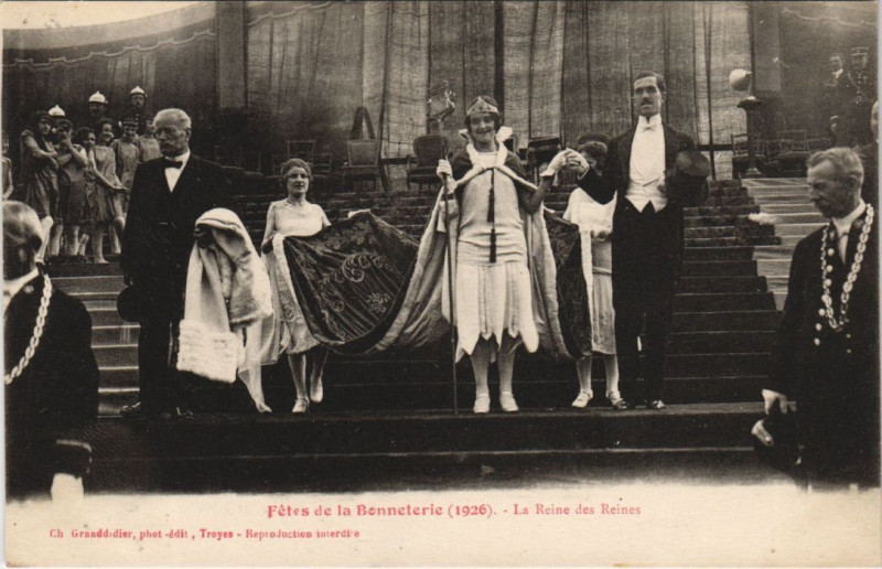 Carte postale ancienne Troyes Fetes de la Bonneterie 1925 Reine des Reines à Troyes