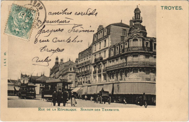 Carte postale ancienne Troyes Rue de la Repuiblique Station des Tramways à Troyes