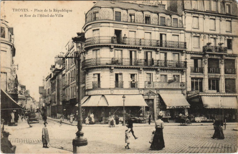 Carte postale ancienne Troyes place de la Republique Rue de l'hotel de Ville à Troyes