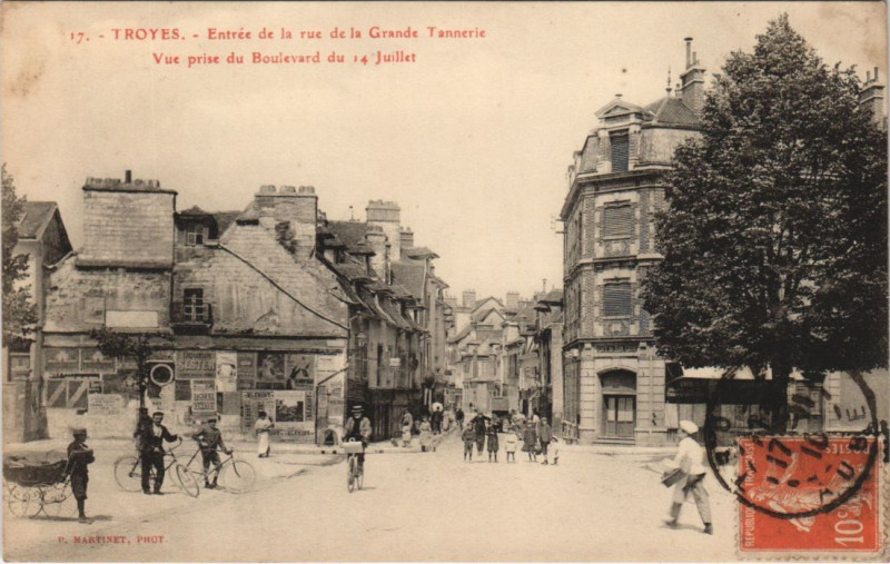 Carte postale ancienne Troyes Rue de la Grande Tannerie Bd du 14 Juillet à Troyes