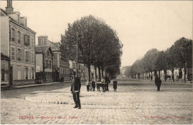 Carte postale ancienne Troyes Boulevard du 14 Juillet à Troyes