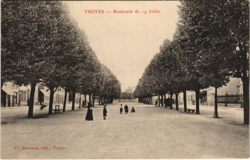 Carte postale ancienne Troyes Boulevard du 14 Juillet à Troyes