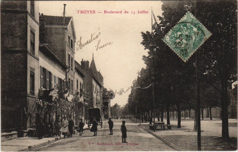 Carte postale ancienne Troyes Boulevard du 14 Juillet à Troyes