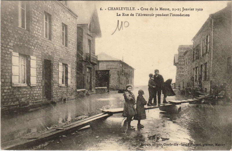Carte postale ancienne Charleville - Crue de la Meuse