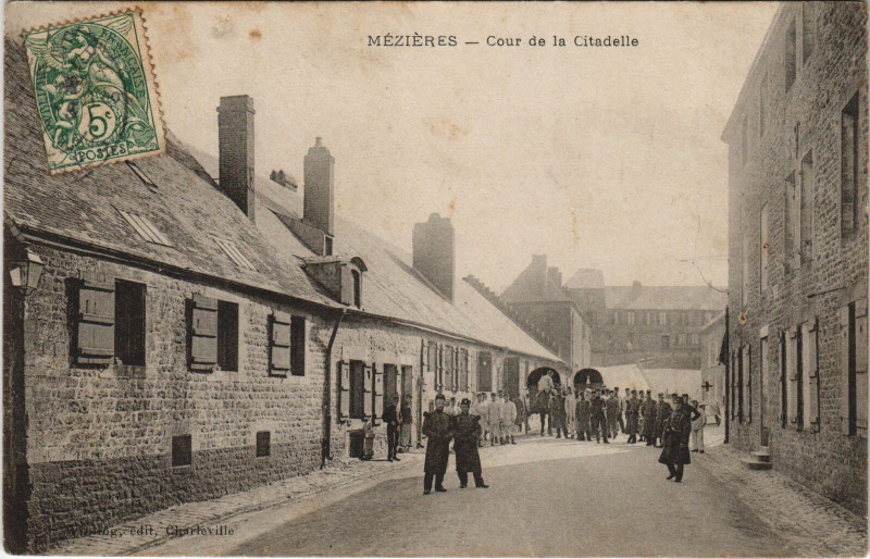 Carte postale ancienne Mezieres - Cour de la Citadelle