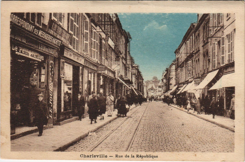 Carte postale ancienne Charleville - Rue de la République
