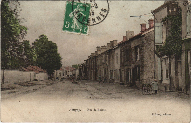 Carte postale ancienne Attigny - Rue de Reims à Attigny