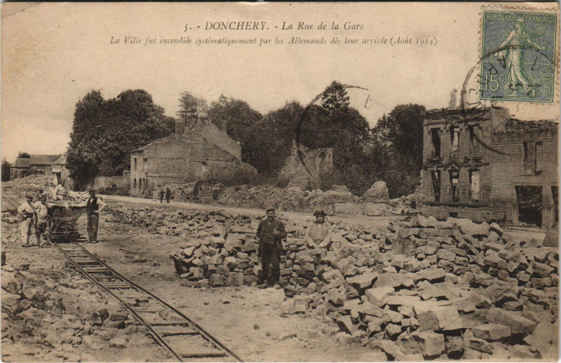 Carte postale ancienne Donchery - La Rue de la Gare à Donchery