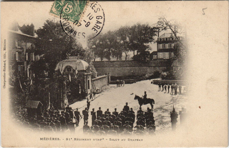Carte postale ancienne Mezieres - Salut au Drapeau