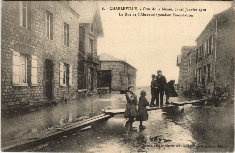 Carte postale ancienne Charleville - Crue de la Meuse