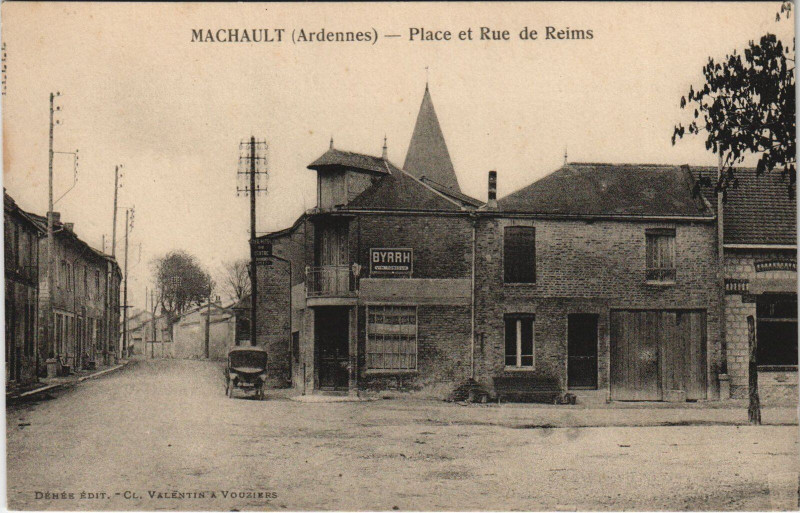 Carte postale ancienne Machault - Place et Rue de Reims à Machault