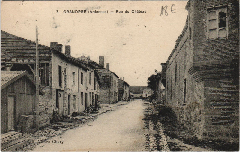 Carte postale ancienne Grandpre - Rue du Chateau à Grandpré