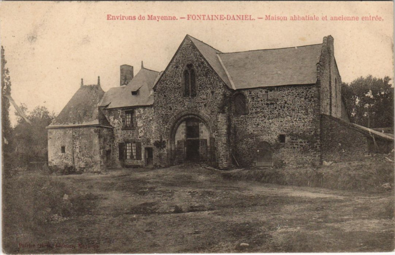Carte postale ancienne Environs de mayenne - Fontaine daniel à Mayenne