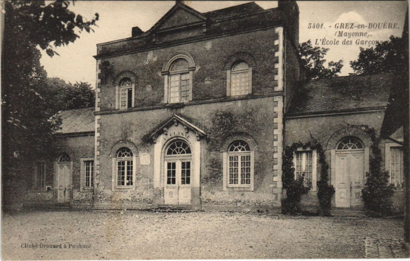 Carte postale ancienne Grez - en bouere - L'ecole des garcons