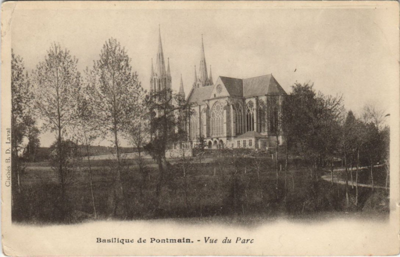 Carte postale ancienne Pontmain - Vue du parc à Pontmain