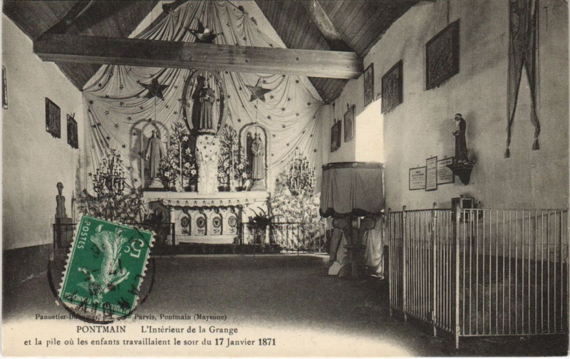 Carte postale ancienne Pontmain - L'interieur de la grange à Pontmain