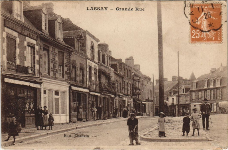 Carte postale ancienne Lassay - Grande rue