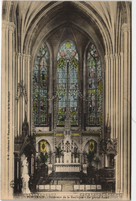 Carte postale ancienne Pontmain - Interieur de la basilique à Pontmain