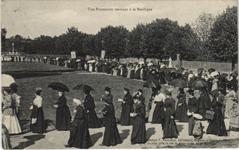 Carte postale ancienne Pontmain - Une procession rentrtant à Pontmain