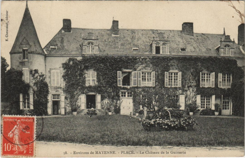 Carte postale ancienne Environs de mayenne - Place Le chateau de la à Mayenne