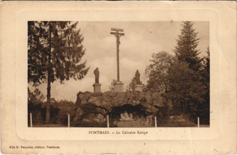 Carte postale ancienne Pontmain - Le calvaire rouge à Pontmain