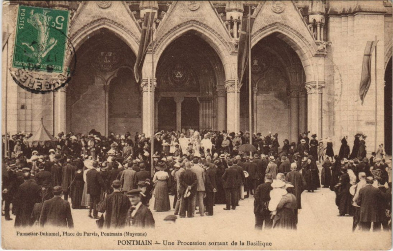 Carte postale ancienne Pontmain - Une procession sortant à Pontmain