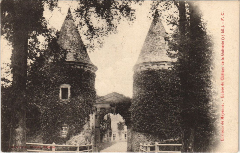 Carte postale ancienne Environs de mayenne - Entree du chateau de la à Mayenne