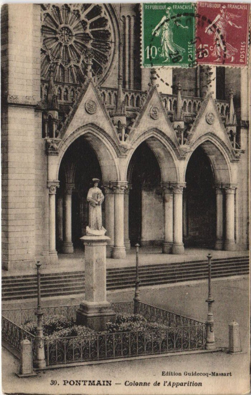 Carte postale ancienne Pontmain - Colonne de l'apparition à Pontmain