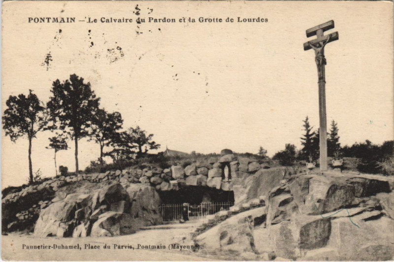 Carte postale ancienne Pontmain - Le calvaire du pardon et la grotte à Pontmain