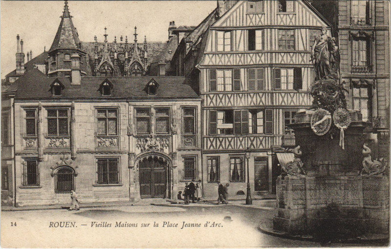 Carte postale ancienne Rouen - Vieilles maison sur la place à Rouen