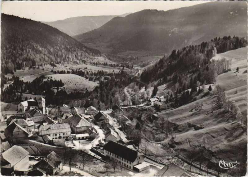 Carte postale ancienne Jougne et la Vallée de la Ferriére à Jougne