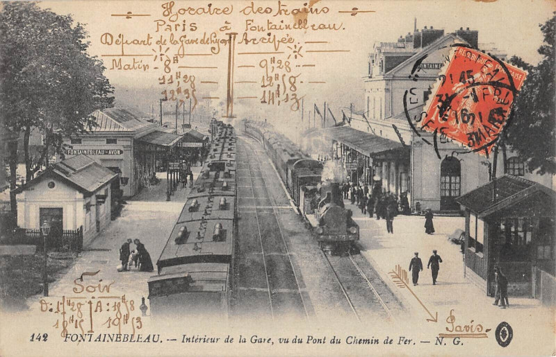 Carte postale ancienne Fontainebleau Interieur De La Gare Vu Du Pont Du Chemin De Fer à Fontainebleau