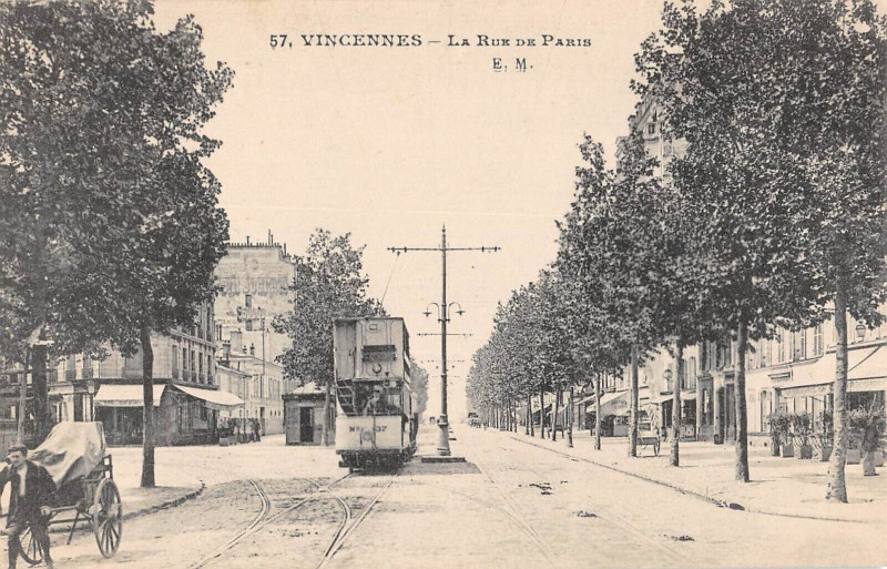 Carte postale ancienne Vincennes La Rue De Paris à Vincennes