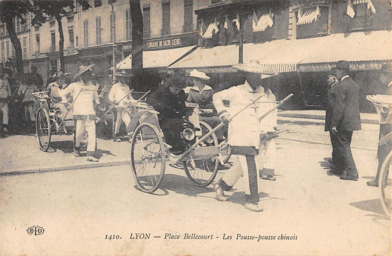 Carte postale ancienne Lyon Place Bellecourt Les Pousse Pousse Chinois à Lyon